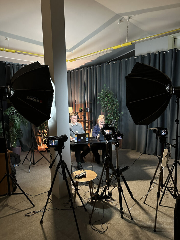 Багатокамерна зйомка інтерв'ю: як відеостудія для блогерів забезпечує зміну ракурсів у прямому ефірі.