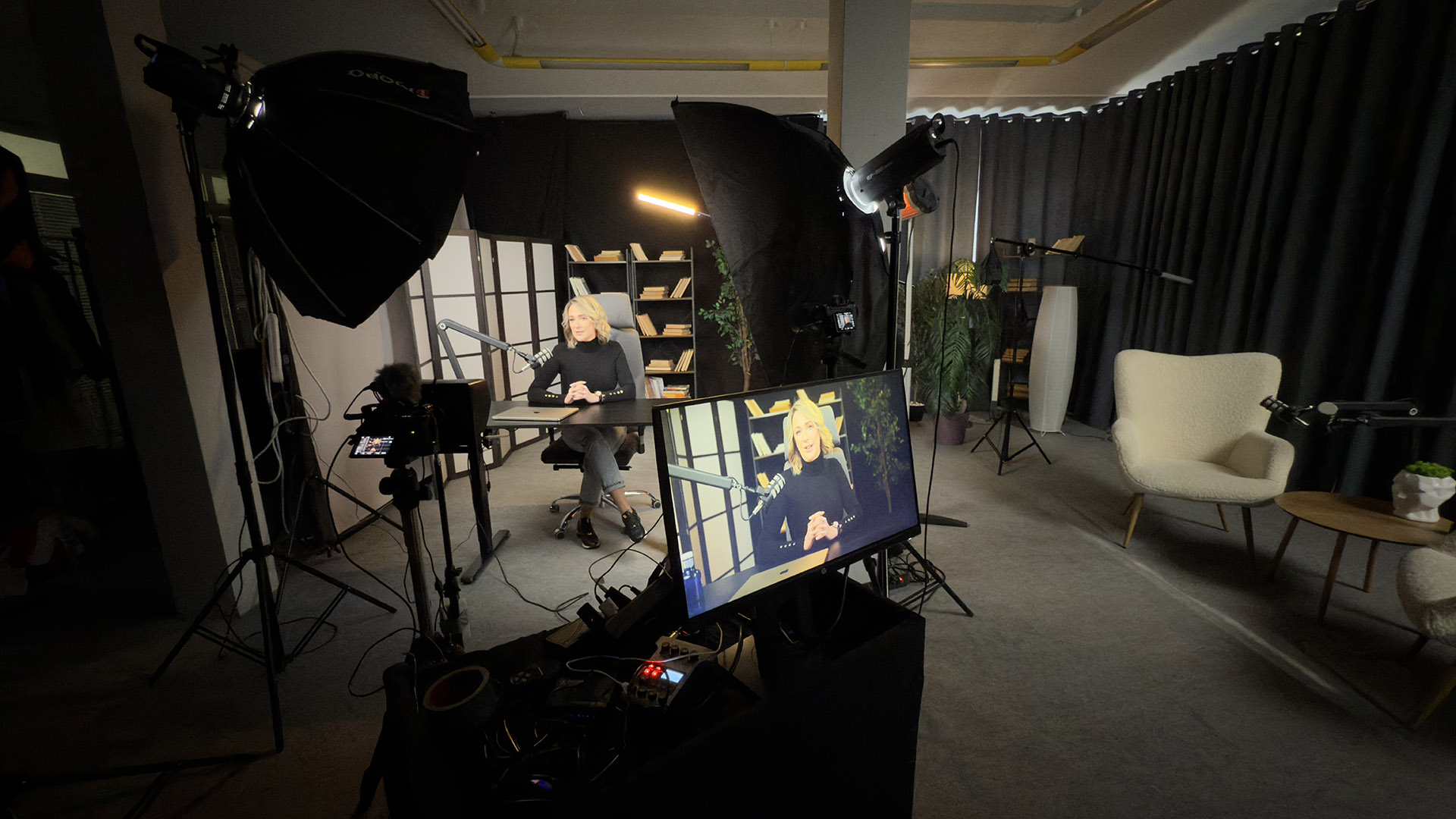 Процес зйомки експерта: запис онлайн курсів з використанням телесуфлера та двох камер Процес зйомки експерта: запис онлайн курсів з використанням телесуфлера та двох камер