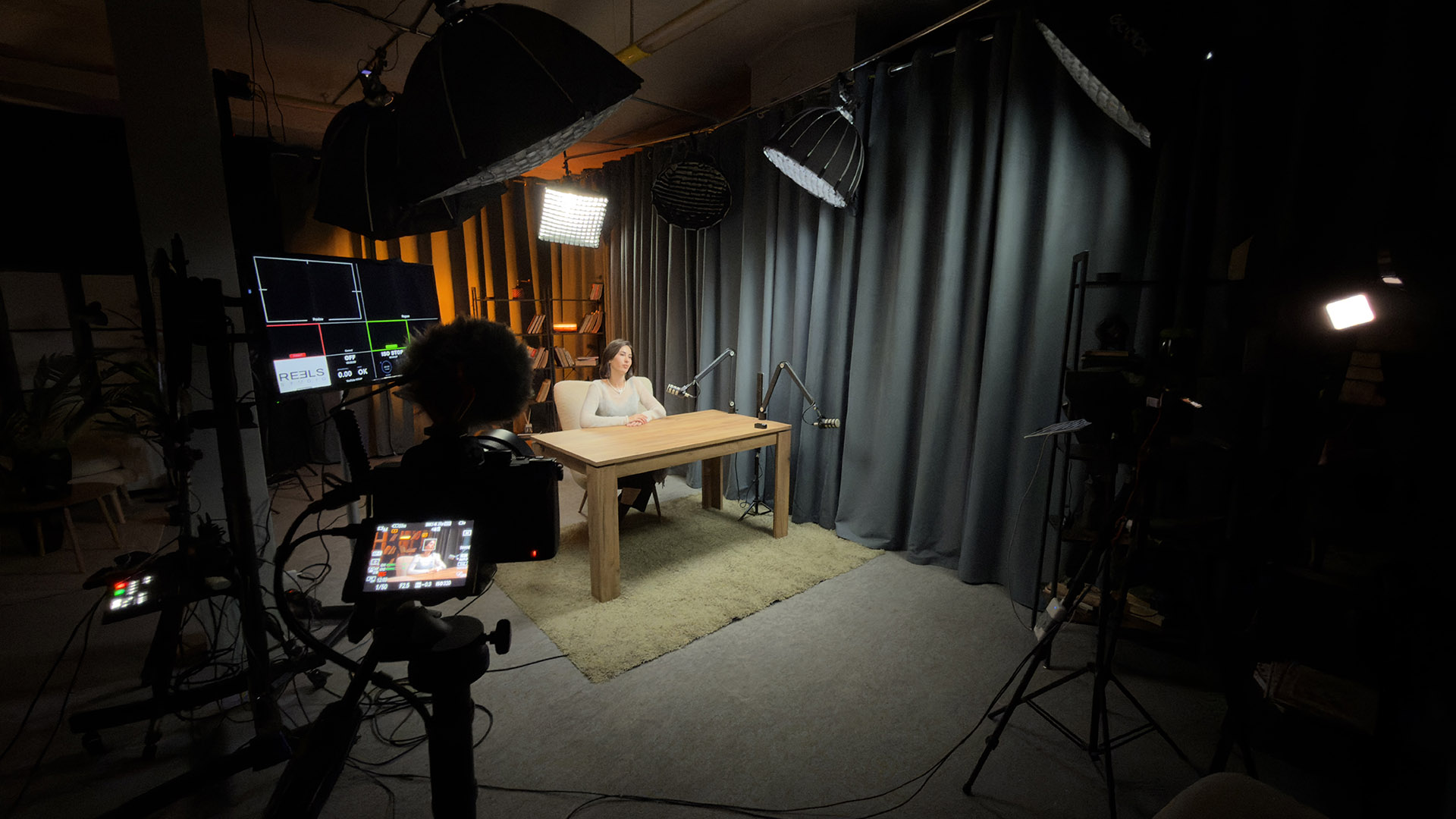 Сучасна студія для запису курсів Reels Studio з налаштованим професійним освітленням та фонами