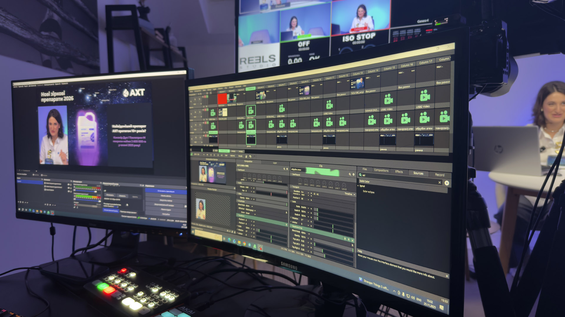 Робоче місце режисера ефіру: монітори, пульт vMix та студія для стриму в роботі