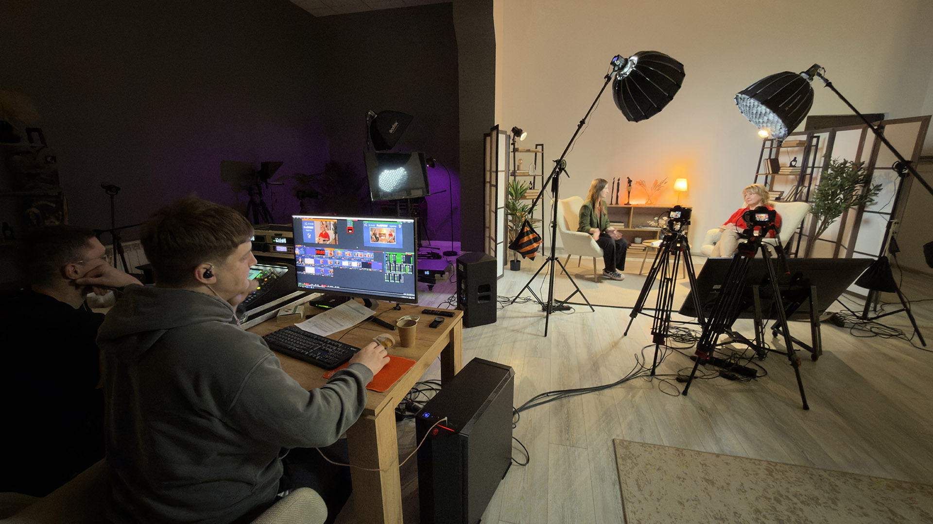 проведення онлайн стріму у професійній відеостудії з кількома камерами