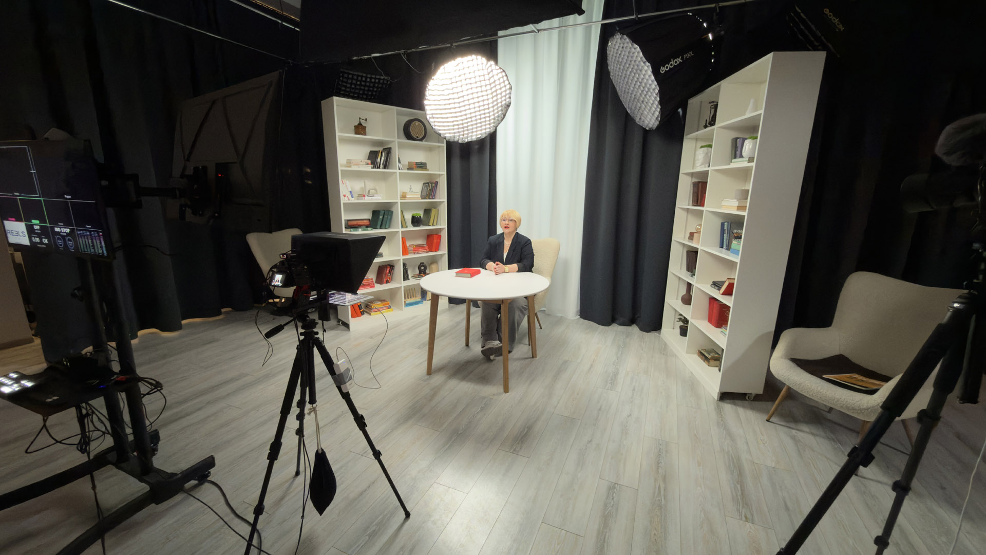 запис онлайн курсів у професійній відеостудії Reels Studio для експертів, викладачів та онлайн-шкіл